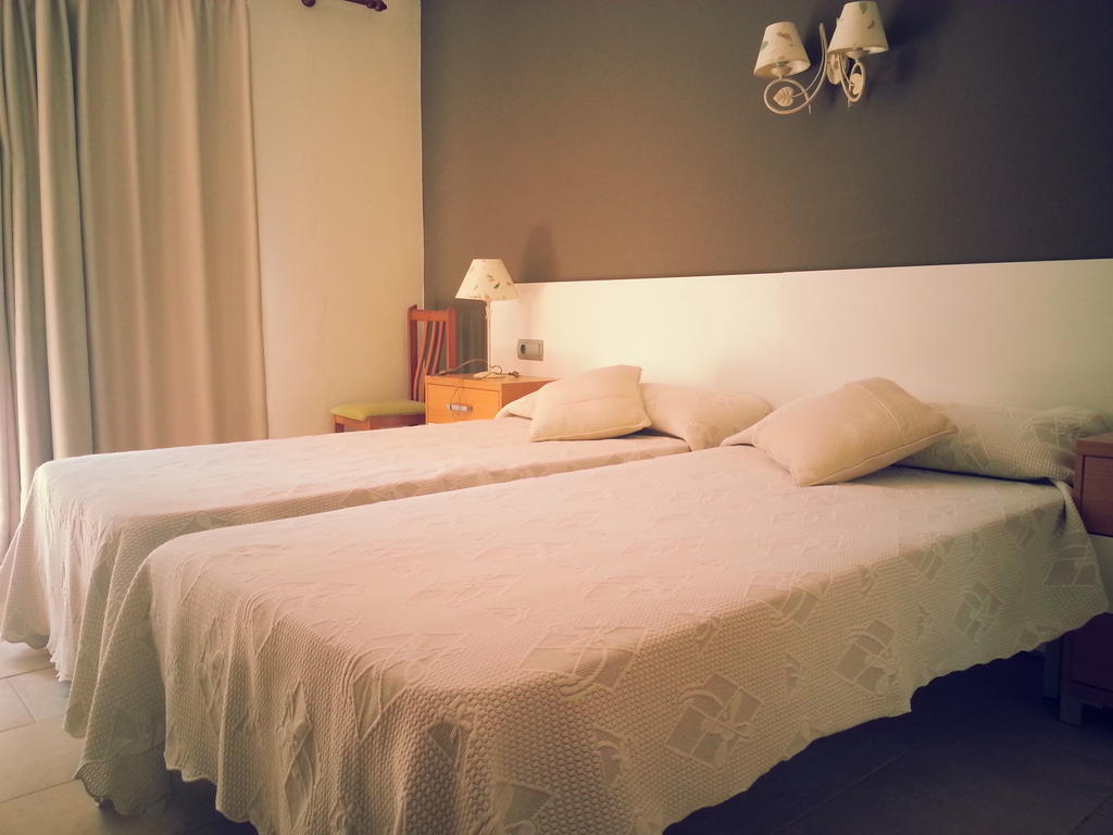 Hostal Cala Boix Es Canar  Ruang foto